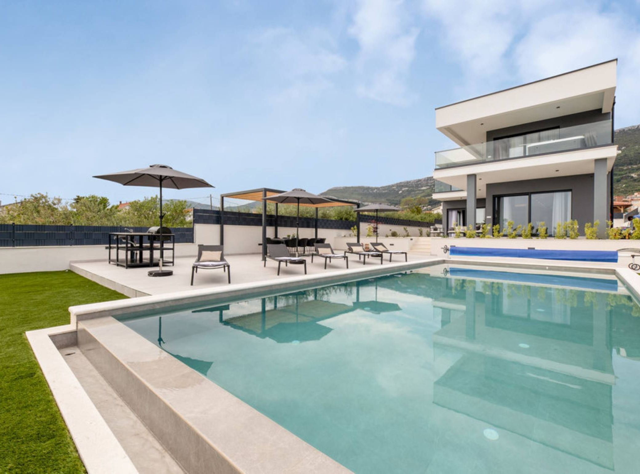 ヴィラ (Five Bedroom Villa with Pool) | 屋外プール | 屋外プール、プール パラソル、サンラウンジャー