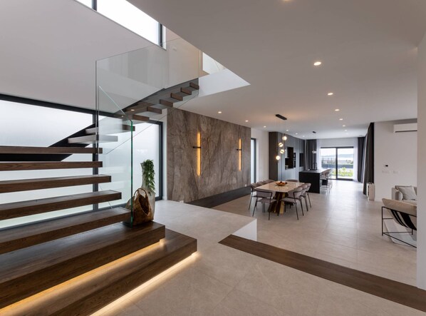 Villa (Five Bedroom Villa with Pool) | Escalier