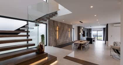 Moonlit Mirage Villa With Pool, Gym and Sauna