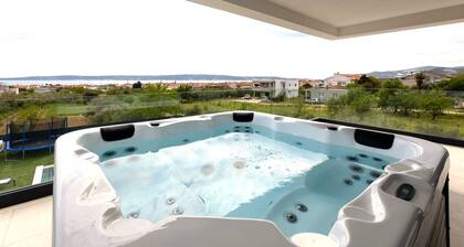 Moonlit Mirage Villa With Pool, Gym and Sauna