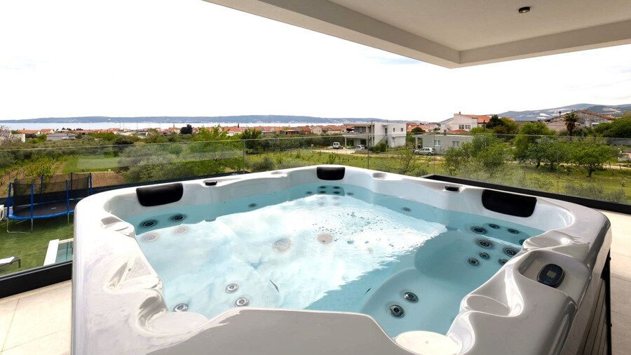 Moonlit Mirage Villa With Pool, Gym and Sauna