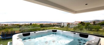 Moonlit Mirage Villa With Pool, Gym and Sauna