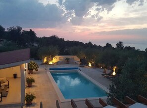 别墅 (Three Bedroom Villa) | 室外游泳池 | 室外游泳池，池畔遮阳伞，日光浴躺椅