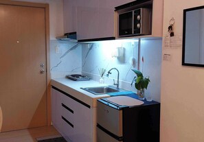 Kjøleskap, mikrobølgeovn, kokeplater og vannkoker