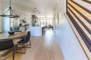 Fridge, microwave, oven, stovetop - Flagstaff's Magnolia Ranch (Flagstaff)