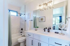 Douche, sèche-cheveux, shampoing