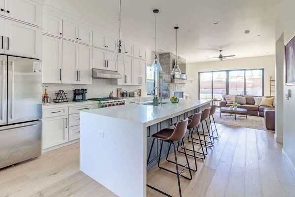 Kylskåp, mikrovågsugn, ugn och spishäll