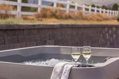 Mountain View Farmhouse & Hot Tub