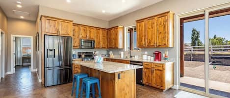 Kjøleskap, mikrobølgeovn, ovn og kokeplater