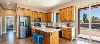 4BR Mountain View Farmhouse + Hot Tub Retreat