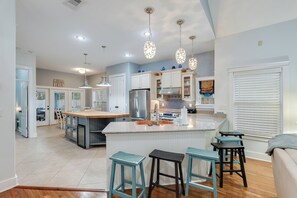 Fridge, microwave, oven, stovetop - Changes in Lattitude- Walk or Bike Everywhere! (Blue Mountain Beach)