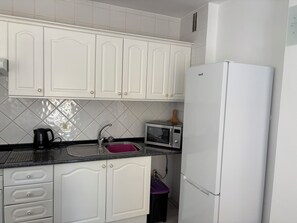 Kjøleskap og mikrobølgeovn