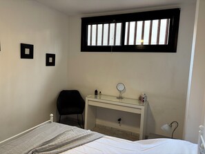 1 habitación, tabla de planchar con plancha, wifi gratis y ropa de cama