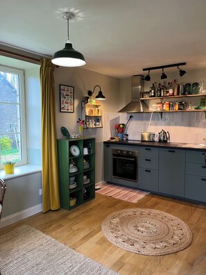 Réfrigérateur, un four, surface de cuisson, lave-vaisselle