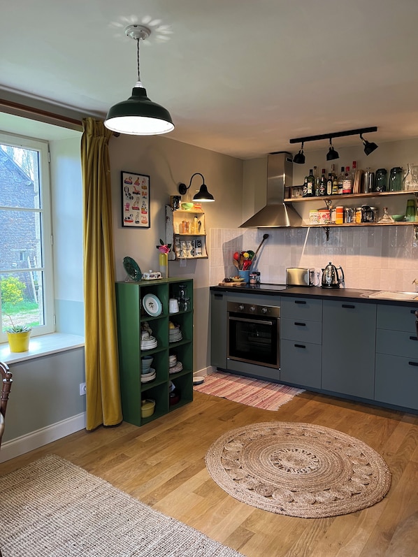 Fridge, oven, stovetop, dishwasher