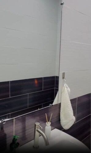 Douche, sèche-cheveux, serviettes fournies, savon