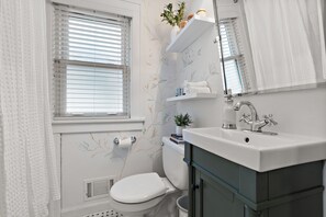 Hair dryer, towels - "The Darling" at Drew by Roxy Rentals (Minneapolis)