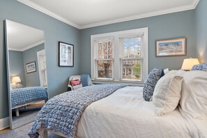 3 bedrooms, desk, iron/ironing board, travel crib - "The Darling" at Drew by Roxy Rentals (Minneapolis)