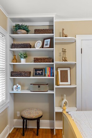 3 bedrooms, desk, iron/ironing board, travel crib - "The Darling" at Drew by Roxy Rentals (Minneapolis)