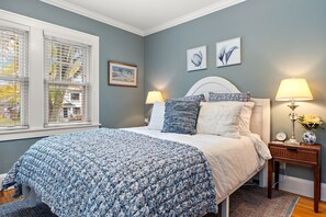 3 habitaciones, escritorio y tabla de planchar con plancha