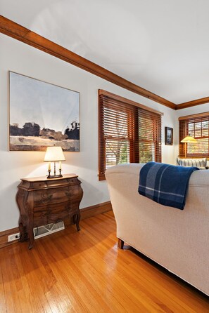 Smart TV, chimenea, oficina y impresora