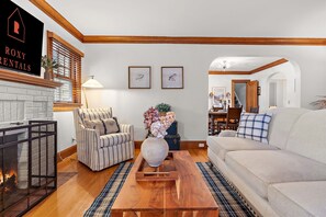 Smart TV, fireplace, offices, printers - "The Darling" at Drew by Roxy Rentals (Minneapolis)