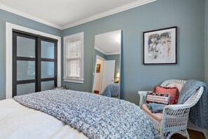 3 bedrooms, desk, iron/ironing board, travel crib - "The Darling" at Drew by Roxy Rentals (Minneapolis)