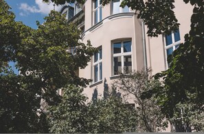 A multi-story building with large windows and a curved facade. - Arcano Studio Centrum Dzielnica Muzyczna (Bydgoszcz)