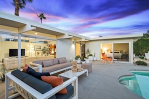 Terrace/patio - Maison Verona – Spacious 1962 Mid-Century Home with Pool, Spa, Fire Pit & Mountain Views (Palm Springs)