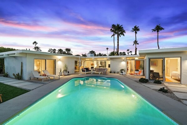 Pool - Maison Verona – Spacious 1962 Mid-Century Home with Pool, Spa, Fire Pit & Mountain Views (Palm Springs)