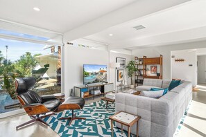 TV, fireplace - Maison Verona – Spacious 1962 Mid-Century Home with Pool, Spa, Fire Pit & Mountain Views (Palm Springs)