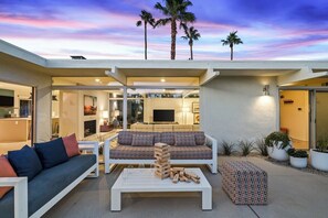 TV, fireplace - Maison Verona – Spacious 1962 Mid-Century Home with Pool, Spa, Fire Pit & Mountain Views (Palm Springs)