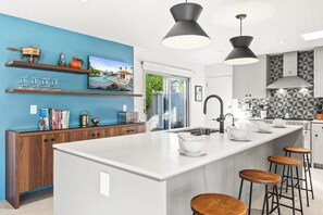 Fridge, microwave, oven, stovetop - Maison Verona – Spacious 1962 Mid-Century Home with Pool, Spa, Fire Pit & Mountain Views (Palm Springs)