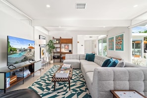 TV, fireplace - Maison Verona – Spacious 1962 Mid-Century Home with Pool, Spa, Fire Pit & Mountain Views (Palm Springs)