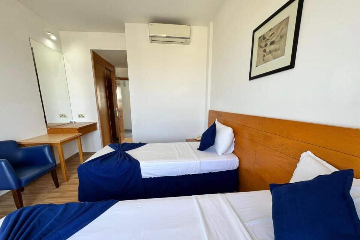 Comfort Oda, Deniz Manzaralı | Odada kasa, masa