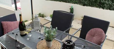 아파트 (Two Bedroom Apartment with Terrace) | 발코니