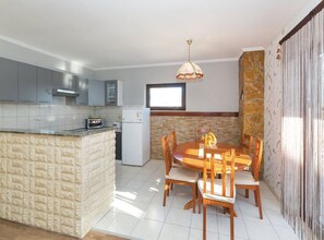 อพาร์ทเมนท์ (Three Bedroom Apartment with Terrace) | ครัวส่วนตัว | ตู้เย็น
