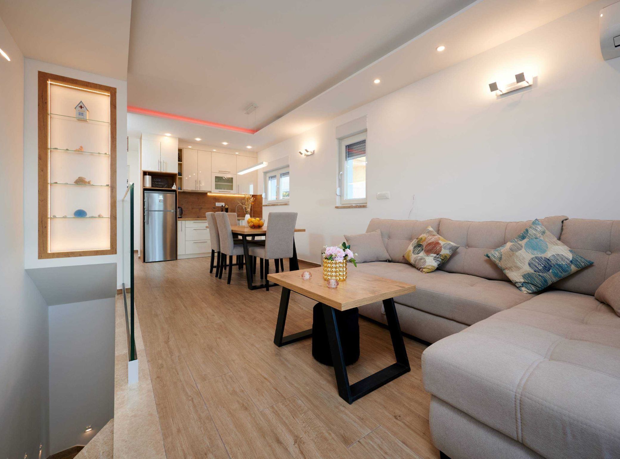 Apartamento (Two bedroom Apartment with Shared Poo) | Sala de estar | Televisión de pantalla plana de 32 pulgadas con canales por cable