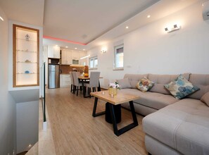 อพาร์ทเมนท์ (Two bedroom Apartment with Shared Poo) | ห้องนั่งเล่น | ทีวีจอแบน 32 นิ้ว พร้อมช่องเคเบิล
