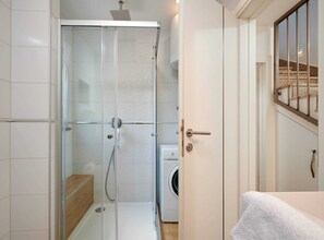 Appartement (Two bedroom Apartment with Shared Poo) | Badkamer | Een douche, handdoeken