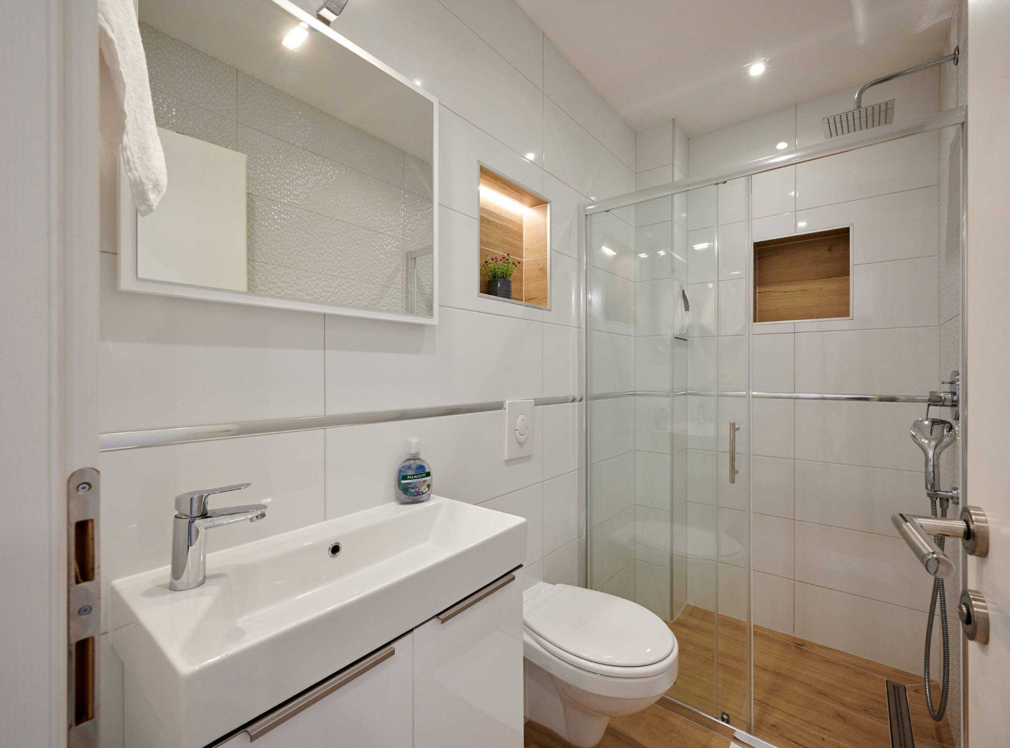 Apartment (Two bedroom Apartment with Shared Poo) | Bathroom | Shower, towels