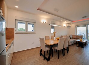 Appartement (Two bedroom Apartment with Shared Poo) | Woonkamer | Een 32-inch flatscreentelevisie met kabelzenders