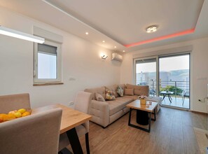 Appartement (Two bedroom Apartment with Shared Poo) | Salle de séjour | Téléviseur à écran plat de 32 po avec télévision par câble