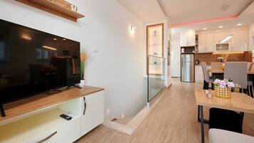 Apartamento (Two bedroom Apartment with Shared Poo) | Sala de estar | Televisión de pantalla plana de 32 pulgadas con canales por cable