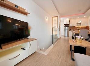 อพาร์ทเมนท์ (Two bedroom Apartment with Shared Poo) | ห้องนั่งเล่น | ทีวีจอแบน 32 นิ้ว พร้อมช่องเคเบิล
