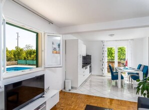 Hus (Three Bedroom Holiday Home with Pool) | Privat køkken | Køleskab