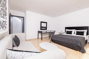 4 bedrooms, iron/ironing board, free WiFi, bed sheets