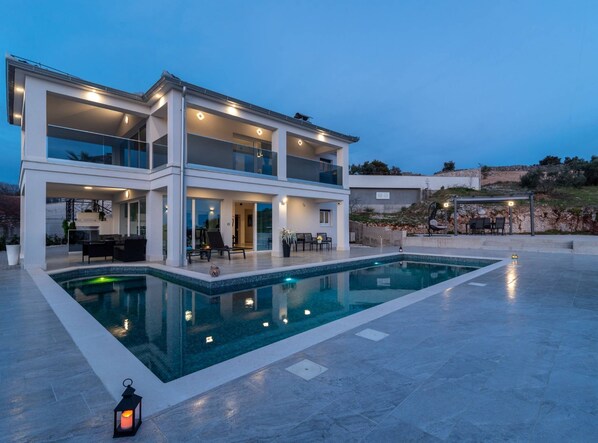 Villa (Six Bedroom Villa with Pool) | Kolam renang terbuka | Kolam renang terbuka, kerusi lepak pantai