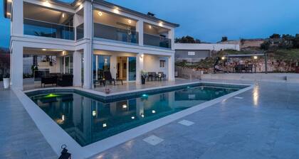 Luminous Infinity Villa With Pool and Gym