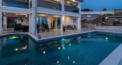 Luminous Infinity Villa With Pool and Gym